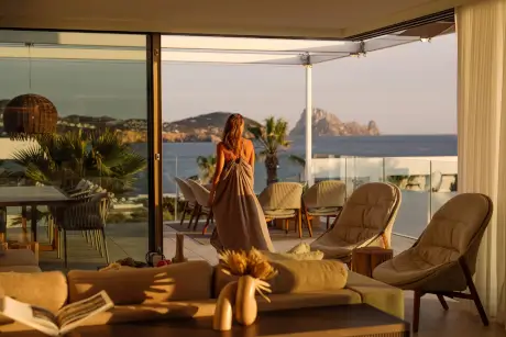Una mujer disfruta de la vista desde el lujoso 7Pines Resort en Ibiza.